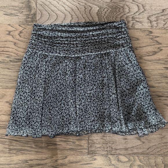 Express Dresses & Skirts - Express Size 0 Black White Floral Ruched Waist Mini Skirt - Chic & Feminine